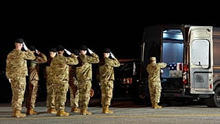 فريق من الجيش الأمريكي يؤدي التحية