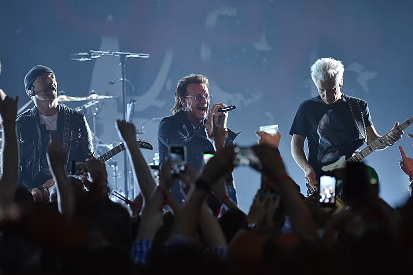 A U2 egy korábbi koncertjén - Apollo Theater on June 11, 2018, in New York