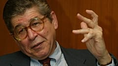 ARCHIVO: El escritor peruano Alfredo Bryce-Echenique habla durante una entrevista con AP en Bogotá, Colombia, el 16 de abril de 2004.