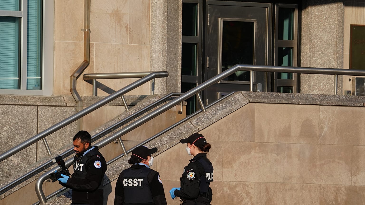 Polis ekipleri Toronto'daki saldırı sonrası olay yerinde inceleme yaparken.