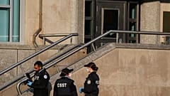 Polis ekipleri Toronto'daki saldırı sonrası olay yerinde inceleme yaparken.