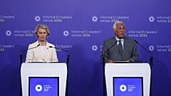 Ο πρόεδρος του Ευρωπαϊκού Συμβουλίου Αντόνιο Κόστα (δεξιά) και η πρόεδρος της Ευρωπαϊκής Επιτροπής Ούρσουλα φον ντερ Λάιεν απευθύνονται στα μέσα ενημέρωσης μετά το τέλος της συνόδου κορυφής της ΕΕ στο κάστρο Alden Biesen.