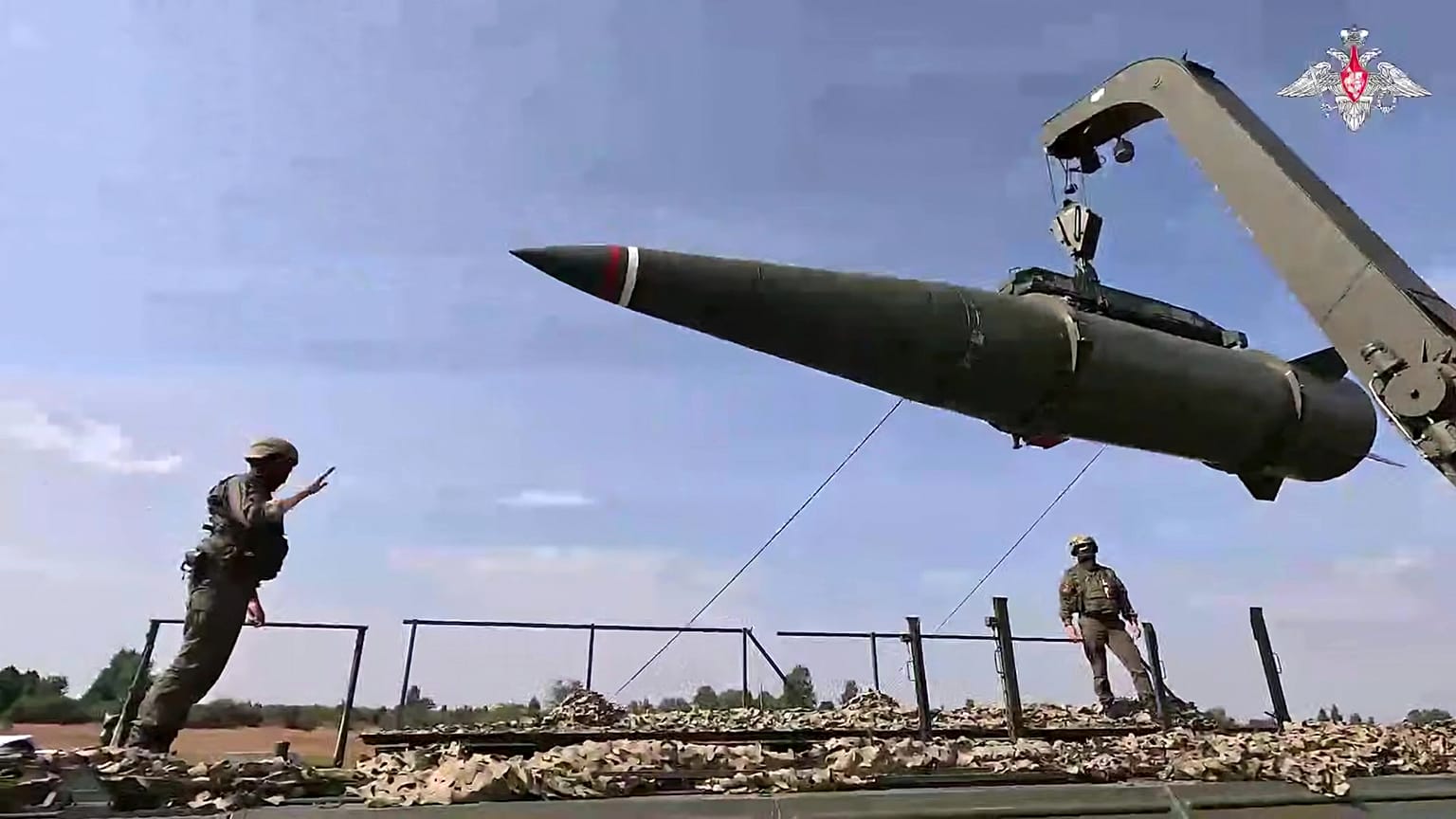 Российские военные устанавливают ракету "Искандер" во время учений в Калининградской области. Архив, сентябрь 2025 года