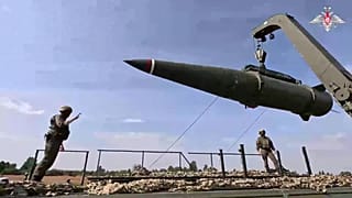 Российские военные устанавливают ракету "Искандер" во время учений в Калининградской области. Архив, сентябрь 2025 года