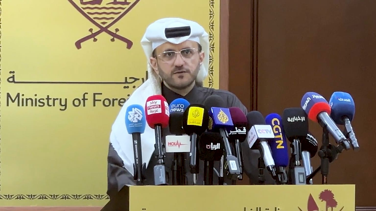  O porta-voz do Ministério dos Negócios Estrangeiros do Qatar e conselheiro do primeiro-ministro, Dr. Majed Al-Ansari, fala à imprensa em Doha, 10 de março de 2026