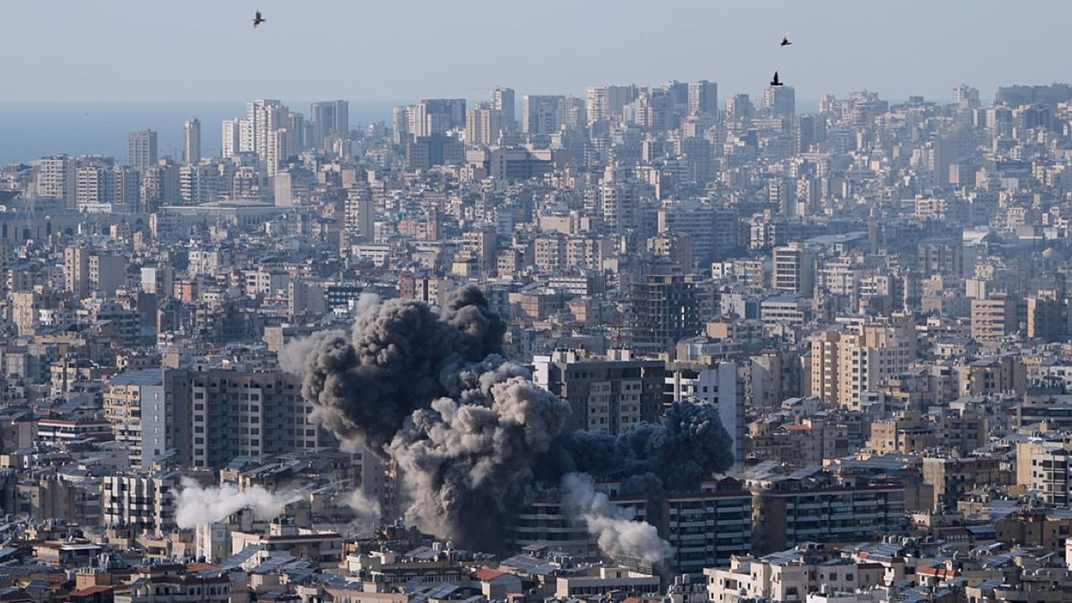 تصاعد الدخان من غارة جوية إسرائيلية في الضاحية الجنوبية لبيروت، لبنان، الثلاثاء 10 مارس/آذار 2026.