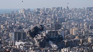 تصاعد الدخان من غارة جوية إسرائيلية في الضاحية الجنوبية لبيروت، لبنان، الثلاثاء 10 مارس/آذار 2026.