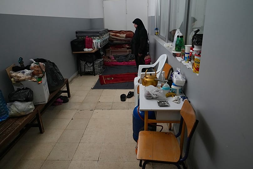  امرأة نازحة فرّت من الغارات الإسرائيلية في جنوب لبنان تؤدي صلاة الظهر داخل فصل دراسي في مدرسة حُوّلت إلى ملجأ، في بيروت، لبنان، الثلاثاء 10 مارس/آذار 2026. 