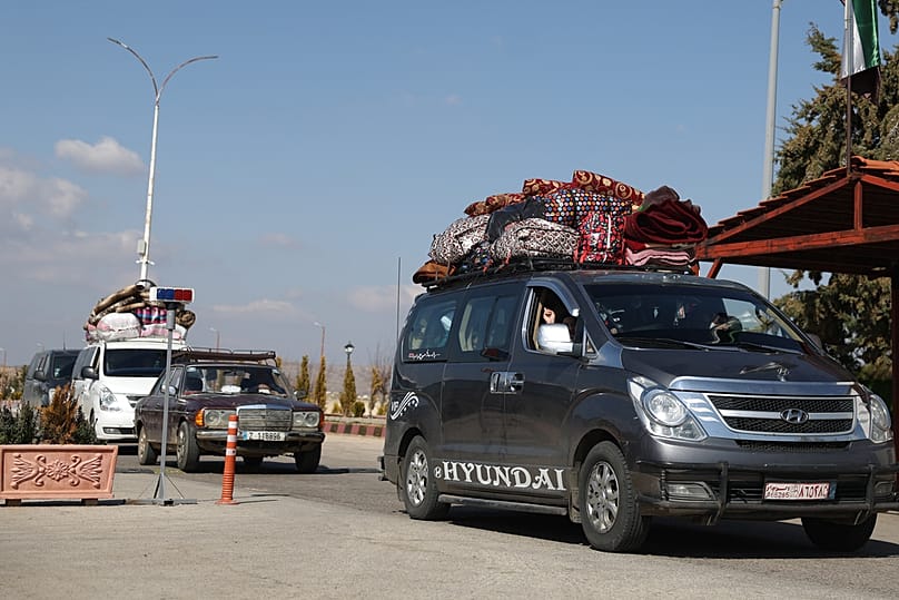  سوريون فروا من الحرب في لبنان يصلون إلى معبر الحدود السورية اللبنانية في جديدة يابوس، سوريا، الثلاثاء 3 مارس 2026. 