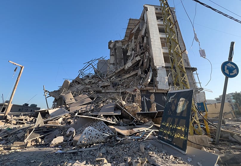 مبنى مدمر كان يضم فرعاً لمؤسسة القرض الحسن، تعرض لغارة جوية إسرائيلية في الضاحية الجنوبية لبيروت، لبنان، يوم الثلاثاء 10 مارس/آذار 2026.