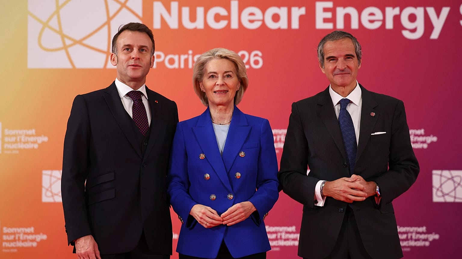 رافائل گروسی، اورزولا فن در لاین و امانوئل ماکرون در نشست پاریس