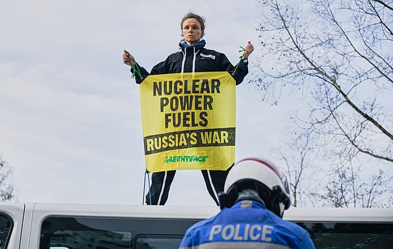 اعتراض کنشگران در نشست انرژی هسته‌ای پاریس