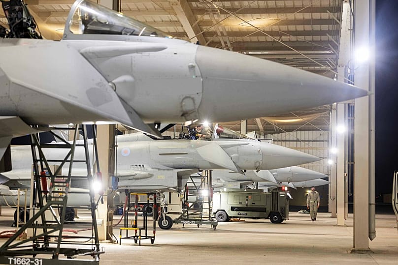 Caças Typhoon da RAF do Esquadrão 11, baseados na RAF Coningsby, a chegar à Base Aérea de Dukhan, no Qatar, para dar apoio na região. 7 de março de 2026