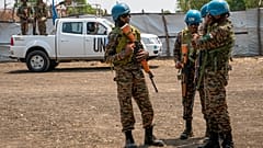 جنود حفظ السلام التابعون للأمم المتحدة يقفون بالقرب من مهبط طائرات في أكوبو، جنوب السودان، السبت 21 فبراير 2026. (صورة من وكالة أسوشيتد برس/فلورنس ميتو)
