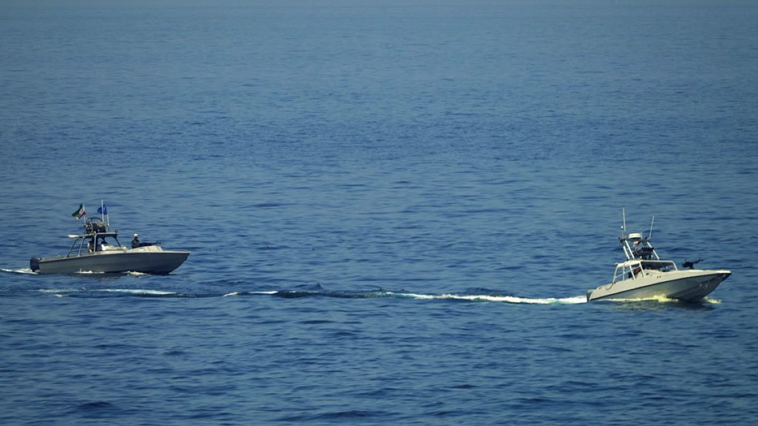  سفن تابعة للحرس الثوري الإيراني تراقب سفينة حربية أمريكية في مضيق هرمز، الجمعة 19 مايو/أيار 2023.