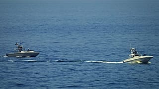  سفن تابعة للحرس الثوري الإيراني تراقب سفينة حربية أمريكية في مضيق هرمز، الجمعة 19 مايو/أيار 2023.