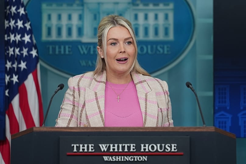 تحدثت كارولين ليفيت، المتحدثة باسم البيت الأبيض، إلى الصحفيين في غرفة جيمس برادي للإحاطات الصحفية بالبيت الأبيض، يوم الثلاثاء 10 مارس/آذار 2026، في واشنطن.