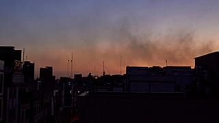 الدخان يتصاعد في سماء طهران عقب ضربات عسكرية، في 18 يونيو 2025.
