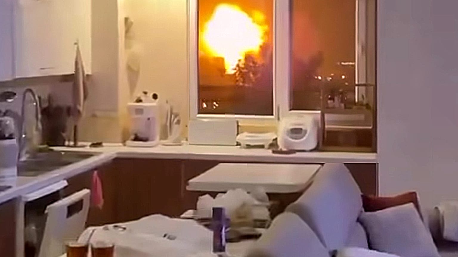  از پنجره تبعید، تو چه دانی که پسِ این انفجارهای عظیم و شعله‌های زیبا و هولناک، چه جان‌هایی می‌سوزند و چه آرزوها و خاطراتی دود می‌شوند و خاکسترشان بر ویرانه وطن می‌نشیند!