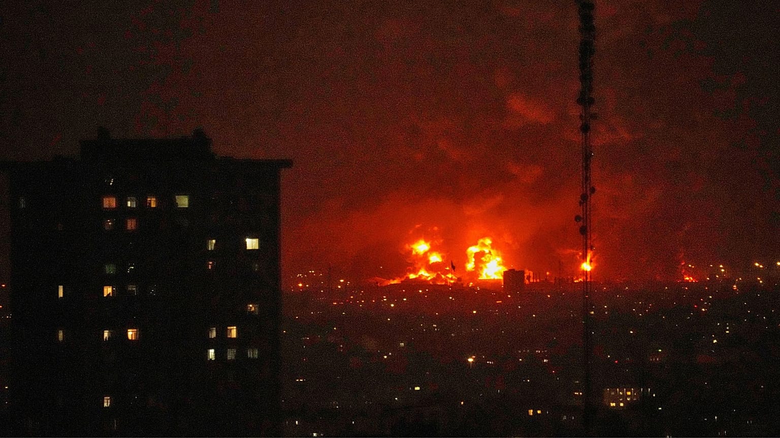 حملات اسرائیل به مخازن نفت ایران