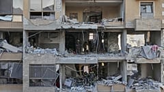 Edifício de apartamentos danificado em Beirute, 11.03.2026.