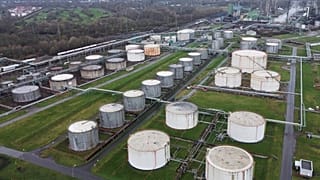 Grandi serbatoi di petrolio sono raffigurati davanti alla raffineria BP di Gelsenkirchen, uno dei maggiori produttori di carburante in Germania