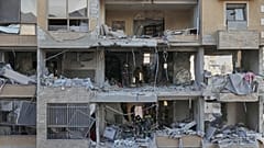 Des secouristes inspectent des appartements détruits par les frappes aériennes israéliennes à Beyrouth, au Liban, le mercredi 11 mars 2026.