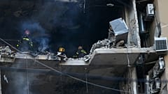 Пожарные осматривают сгоревшую квартиру в жилом доме, который был поражён израильским авиаударом в Бейруте, 11 марта 2026 года.