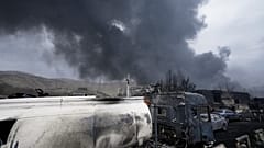 İran'ın başkenti Tahran'da, cumartesi gecesi ABD-İsrail ortak saldırısı sonucu hasar gören bir petrol depolama tesisinin yakınında yanmış bir petrol tankeri, 8 Mart 2026 Pazar