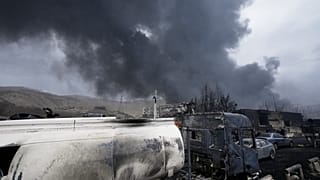 İran'ın başkenti Tahran'da, cumartesi gecesi ABD-İsrail ortak saldırısı sonucu hasar gören bir petrol depolama tesisinin yakınında yanmış bir petrol tankeri, 8 Mart 2026 Pazar