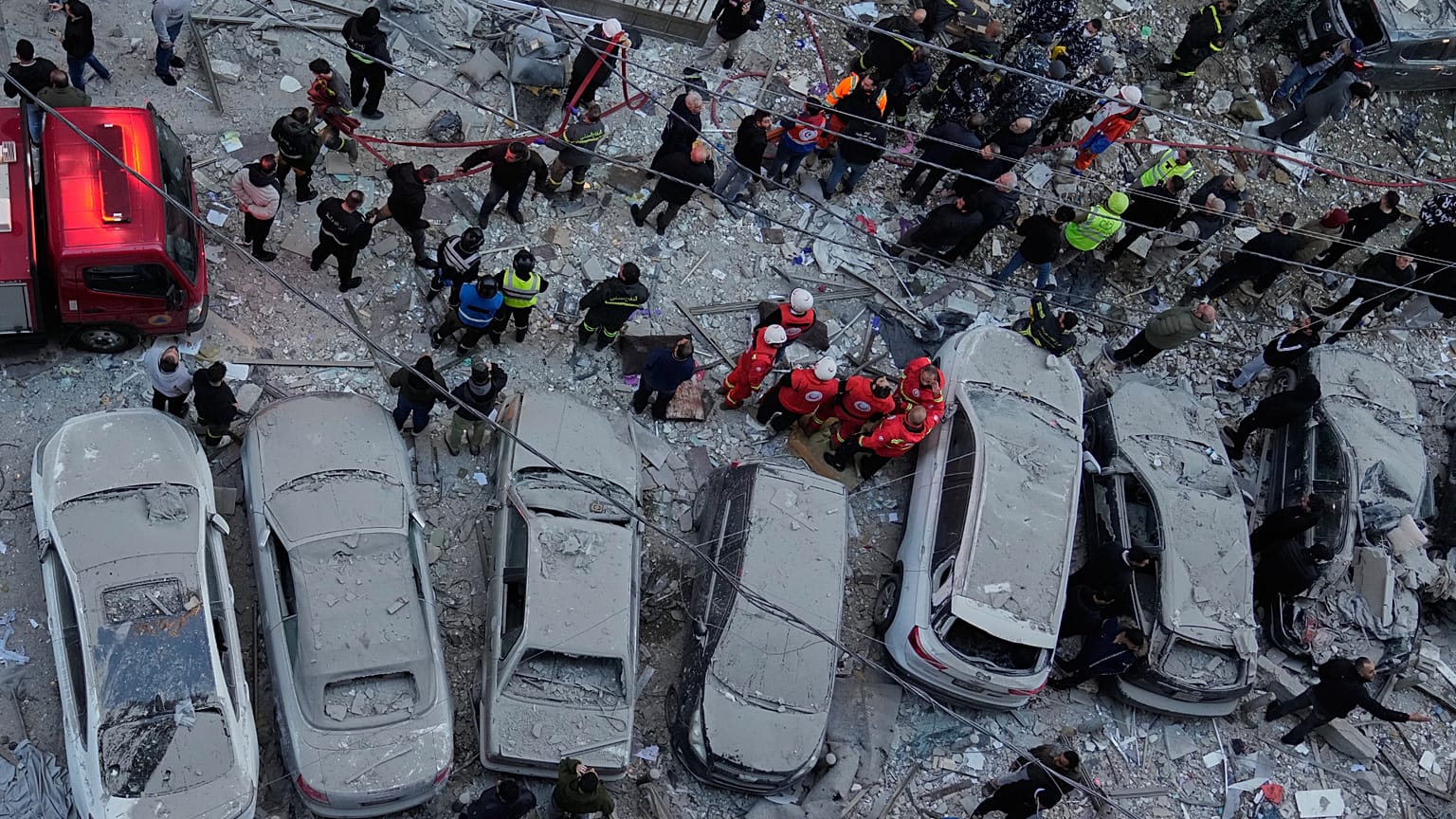 تجمع عمال الإنقاذ في موقع الغارات الإسرائيلية التي استهدفت شققاً سكنية في بيروت، لبنان، يوم الأربعاء 11 مارس/آذار 2026. (صورة أسوشيتد برس/ حسين ملا)