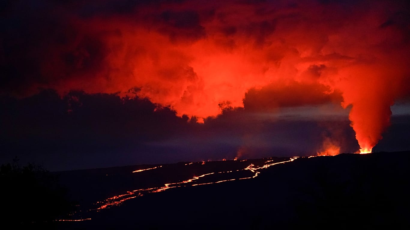 Video. Hawaii's Kilauea volcano erupts, shooting lava fountains up to ...