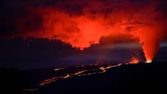 Lava strömt am 30. November 2022 aus dem Vulkan Mauna Loa nahe Hilo auf Hawaii.