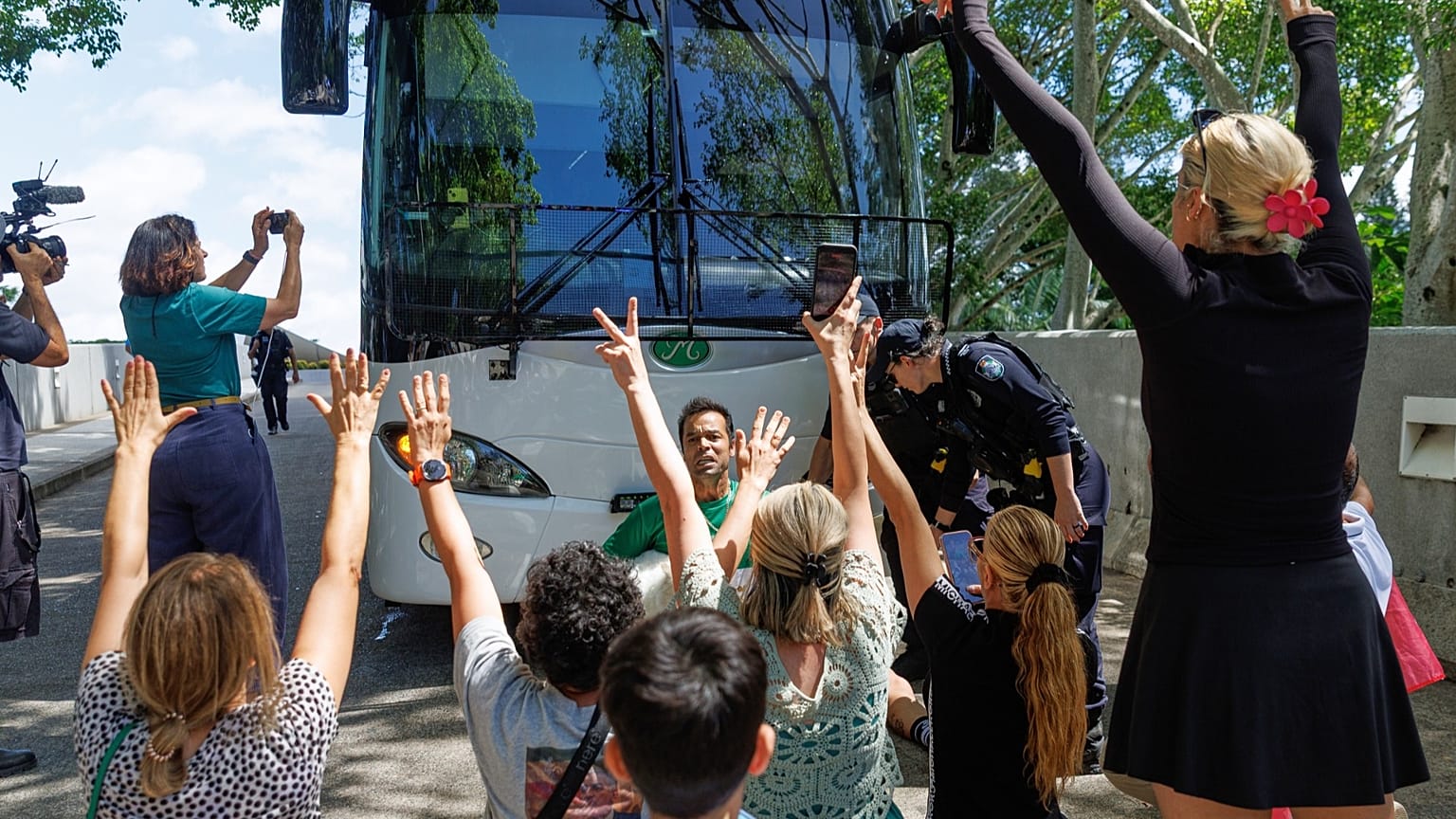 اتوبوس تیم ملی فوتبال زنان ایران در استرالیا