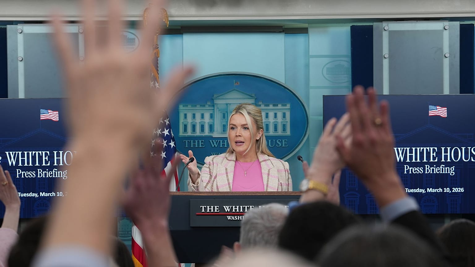 کارولین لیویت، سخنگوی مطبوعاتی کاخ سفید، در اتاق کنفرانس مطبوعاتی در کاخ سفید، سه‌شنبه، ۱۰ مارس ۲۰۲۶