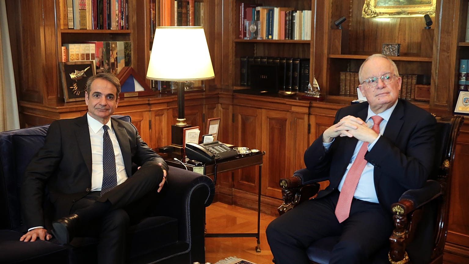 Ο Πρόεδρος της Δημοκρατίας Κωνσταντίνος Τασούλας (Δ) συνομιλεί με τον πρωθυπουργό Κυριάκο Μητσοτάκη (Α), κατά τη διάρκεια της συνάντησής τους στο Προεδρικό Μέγαρο