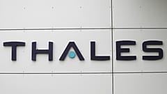 Im Thales-Radarwerk in Limou treffen Frankreichs Verteidigungsminister Sébastien Lecornu und sein ukrainischer Kollege Oleksii Reznikov; das Konzernlogo ist gut sichtbar.