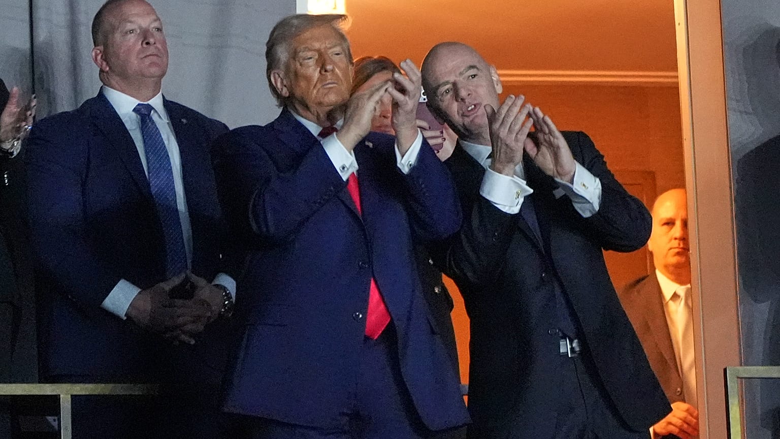 رئيس فيفا جياني إنفانتينو والرئيس دونالد ترامب يصفقان في بداية مراسم سحب قرعة كأس العالم 2026 لكرة القدم في مركز كينيدي بالعاصمة واشنطن