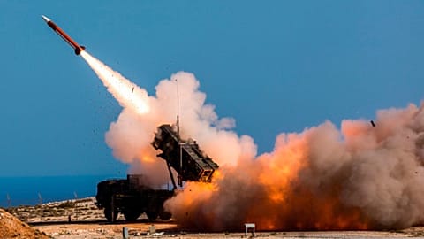 ARCHIVO: Soldados alemanes del Grupo de Misiles de Defensa Aérea 1 disparan un sistema Patriot en el centro de pruebas de la OTAN en Chania, Grecia, 8 de noviembre de 2017.