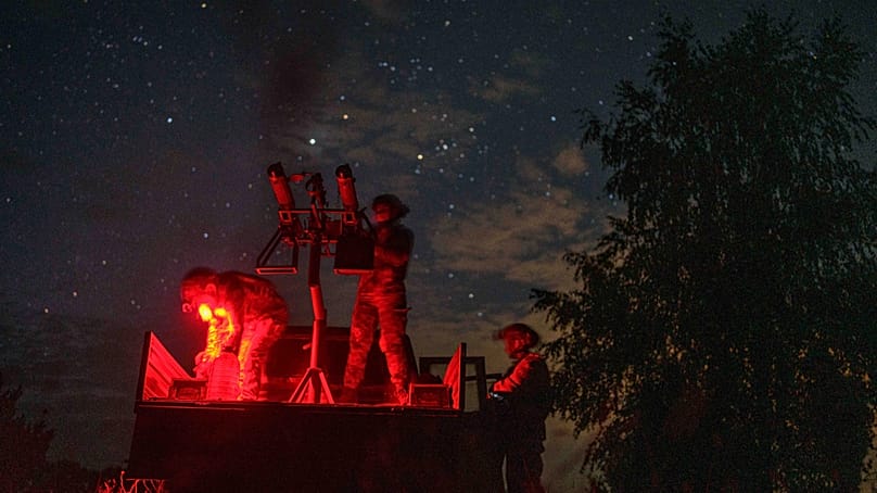Um voluntário de uma unidade de defesa aérea prepara uma metralhadora perto de Bucha, a 9 de agosto de 2024