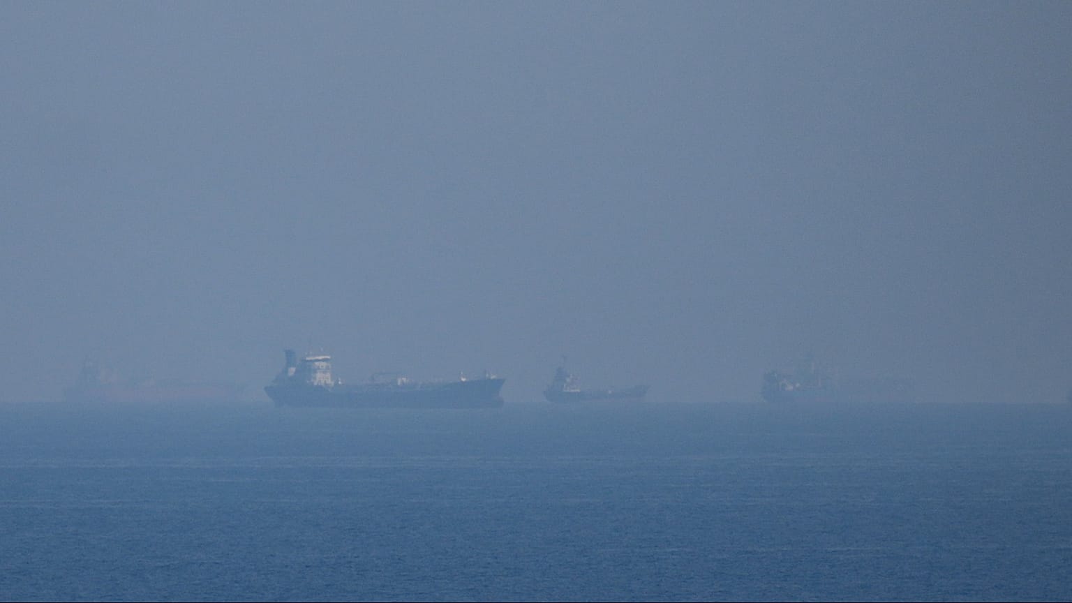 Öltanker und Frachtschiffe reihen sich in der Straße von Hormus aneinander, 11. März 2026