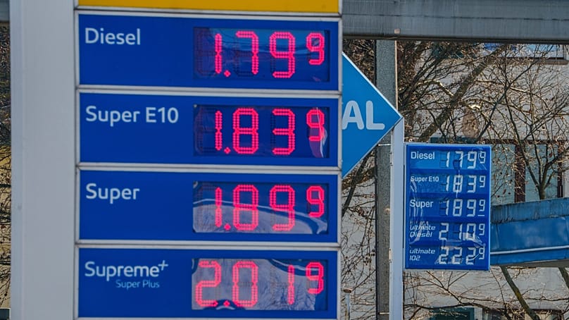 Die Benzinpreise werden an einer Tankstelle in Frankfurt am Main, Deutschland, am Montag, dem 2. März 2026, angezeigt