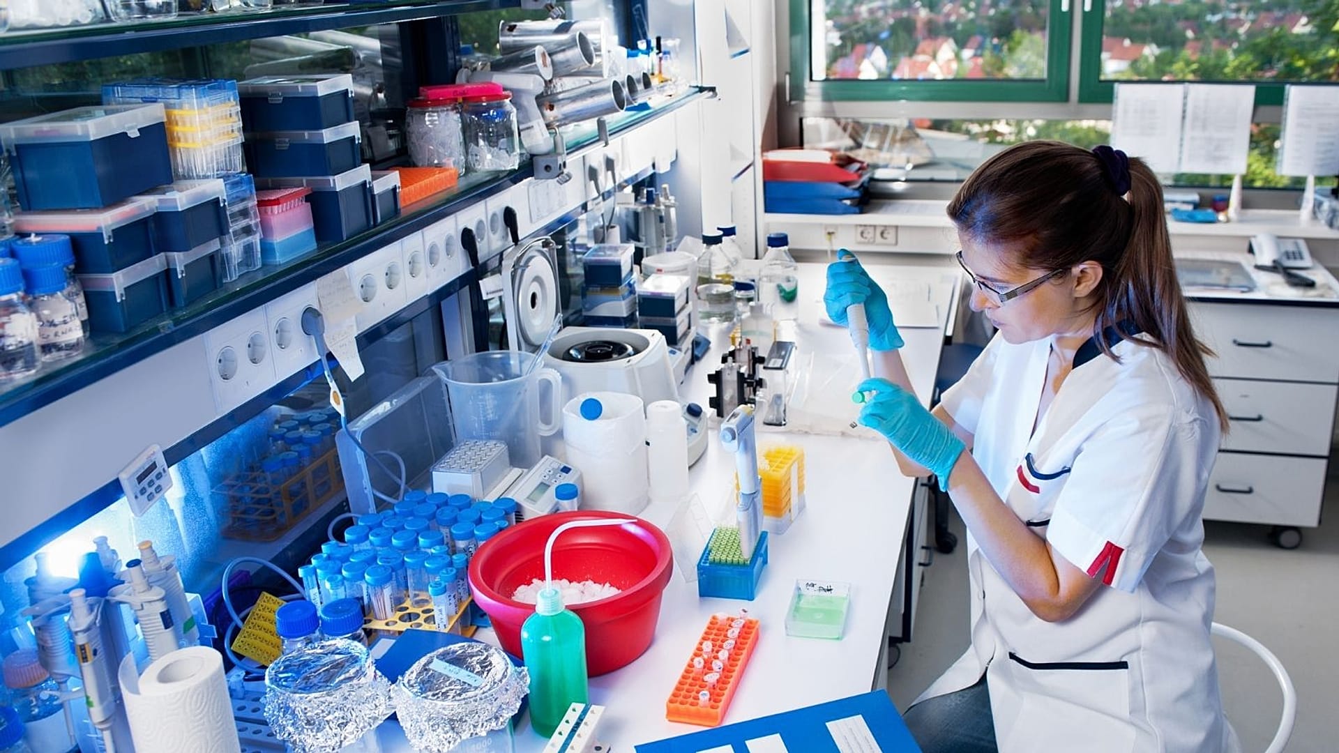 Antimikrobiyal direnişle mücadelede sanayinin çabaları, ilaçlara dirençli enfeksiyonlardaki artışın gerisinde kalıyor.