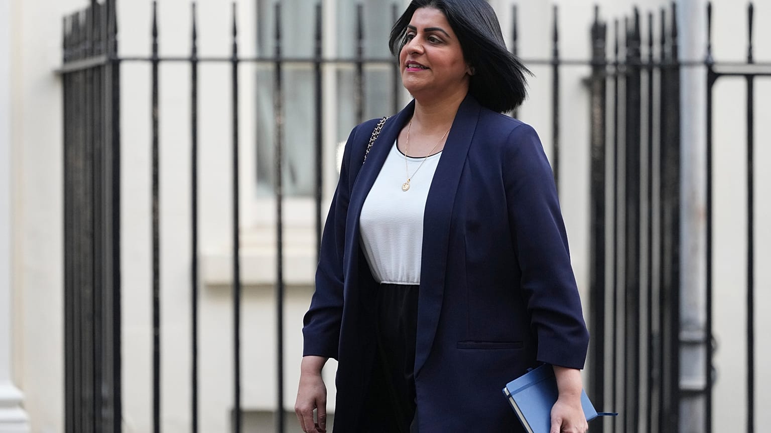 وزيرة الداخلية البريطانية شيبانا محمود تغادر مقر رقم 10 داونينغ ستريت في لندن، يوم الأربعاء، 26 نوفمبر 2025. (صورة وكالة أسوشيتد برس/كيرستي ويغلسورث، ملف)