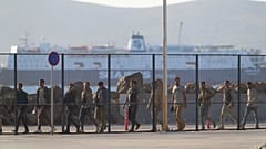 Südlich von Kreta gerettete Migranten gehen nach ihrer Ankunft im Hafen von Lavrio, Griechenland, am 10. Juli 2025. (AP Photo/Petros Giannakouris)