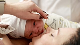 Юлия Пономаренко целует свою новорожденную дочь Марианну в роддоме № 7 в Одессе, Украина, понедельник, 11 ноября 2024 года.