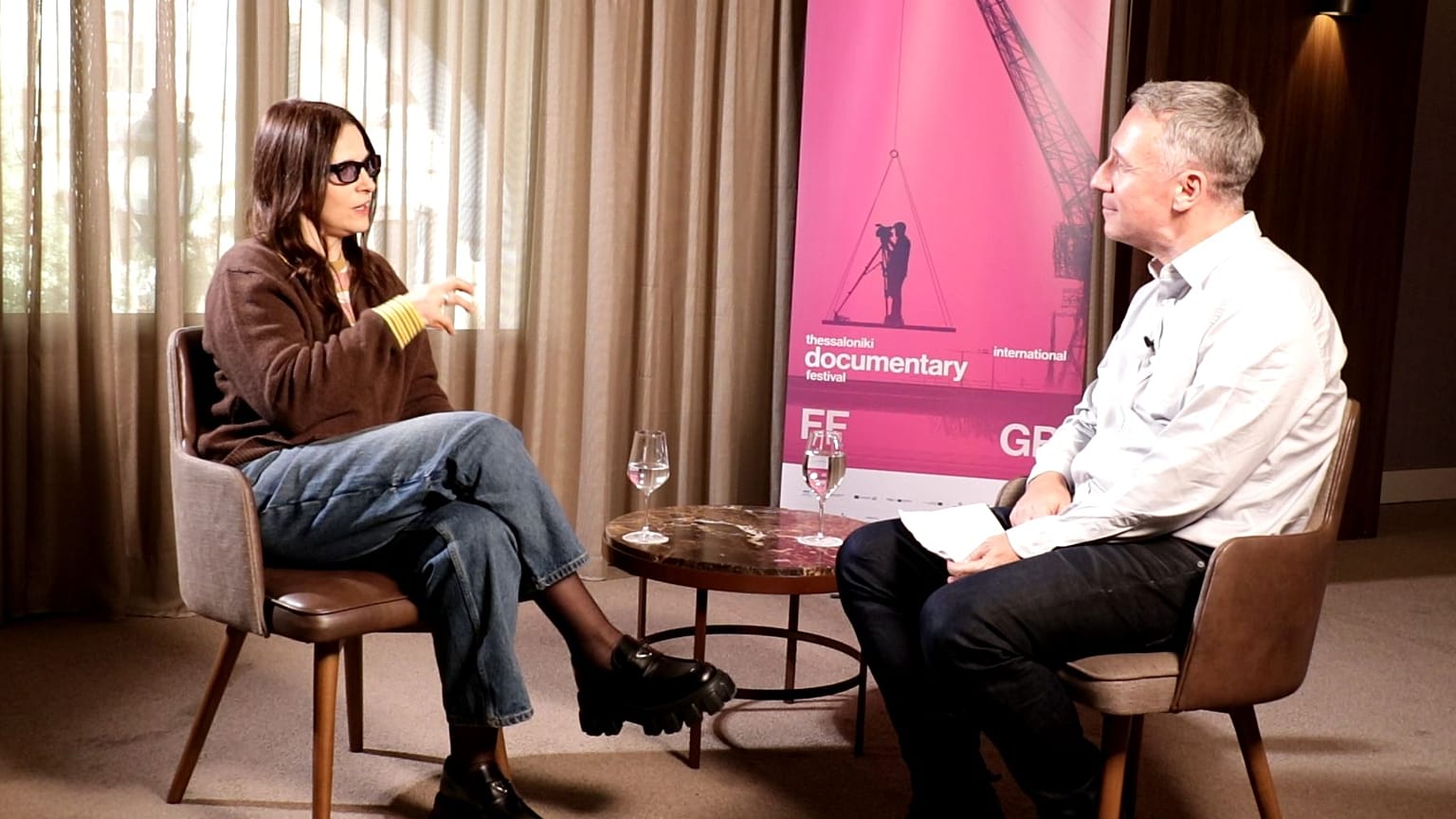 Η ηθοποιός και σκηνοθέτης, Ζηλιέτ Μπινός, και ο συντάκτης του Euronews, Γιώργος Μητρόπουλος