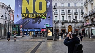 Greenpeace-Aktion in Madrid mit den Worten von Pedro Sanchez: "Nein zum Krieg"