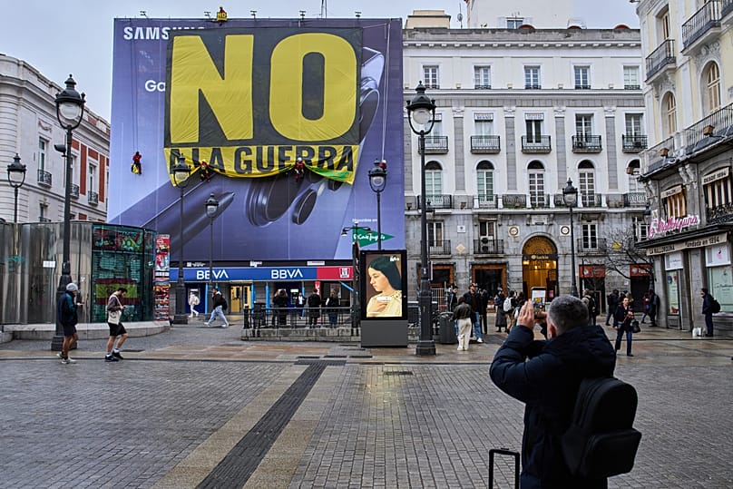 Aktywiści Greenpeace wywieszają transparent z napisem w języku hiszpańskim "Nie dla wojny" w centrum Madrytu, Hiszpania, wtorek, 10 marca 2026 r.