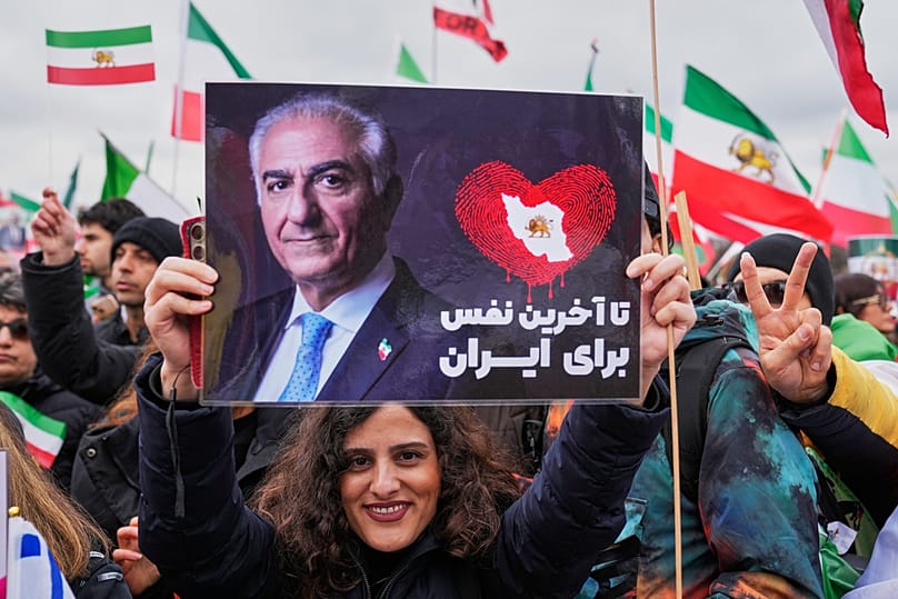 مؤيدون لنجل شاه إيران المخلوع، رضا بهلوي، يشاركون في تظاهرة خلال مؤتمر ميونخ للأمن في ميونخ، ألمانيا، في 14 فبراير 2026.